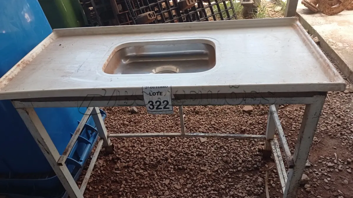 LOTE 322 - 01 PIA COM BASE DE FERRO. (NO ESTADO) ATENÇÃO! FAZER A VISITAÇÃO ANTES DE ARREMATAR, NÃO SABEMOS SE FUNCIONA, LEILÃO NÃO TEM GARANTIA E NEM DEVOLUÇÃO, SUJEITO A POSSÍVEIS AVARIAS VISÍVEIS/OCULTAS E/OU AUSÊNCIA DE COMPONENTES.