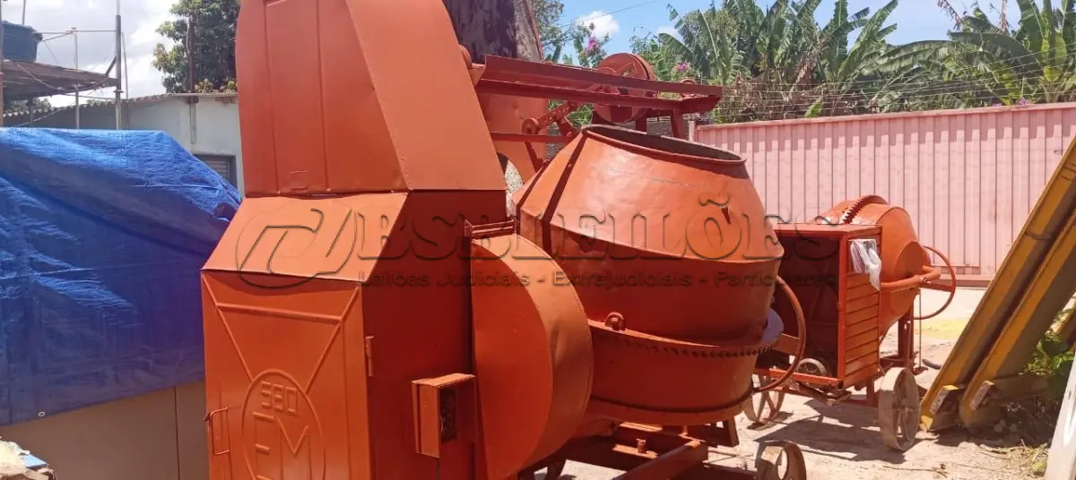 LOTE 333 - 01 BETONEIRA GRANDE DE 600 LITROS C/MOTOR . (NO ESTADO) ATENÇÃO! FAZER A VISITAÇÃO ANTES DE ARREMATAR, NÃO SABEMOS SE FUNCIONA, LEILÃO NÃO TEM GARANTIA E NEM DEVOLUÇÃO, SUJEITO A POSSÍVEIS AVARIAS VISÍVEIS/OCULTAS E/OU AUSÊNCIA DE COMPONENTES.