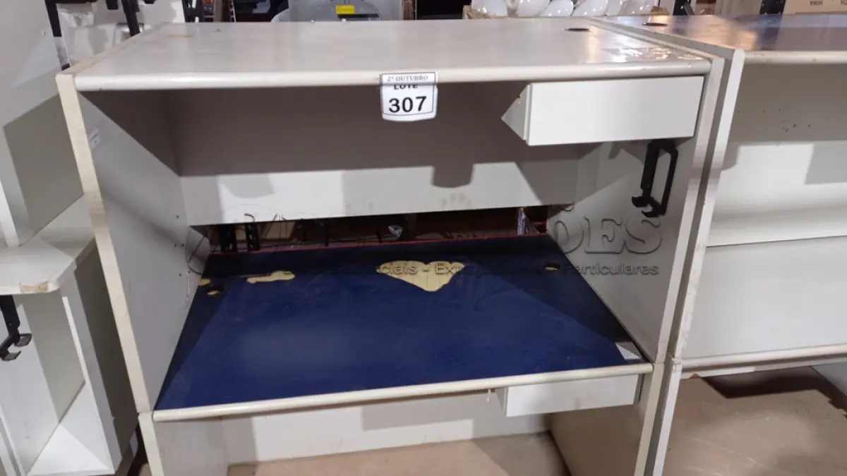 LOTE 307 - 02 MESAS DE ESCRITÓRIO EM MADEIRA. (NO ESTADO) ATENÇÃO! FAZER A VISITAÇÃO ANTES DE ARREMATAR, NÃO SABEMOS SE FUNCIONA, LEILÃO NÃO TEM GARANTIA E NEM DEVOLUÇÃO, SUJEITO A POSSÍVEIS AVARIAS VISÍVEIS/OCULTAS E/OU AUSÊNCIA DE COMPONENTES.