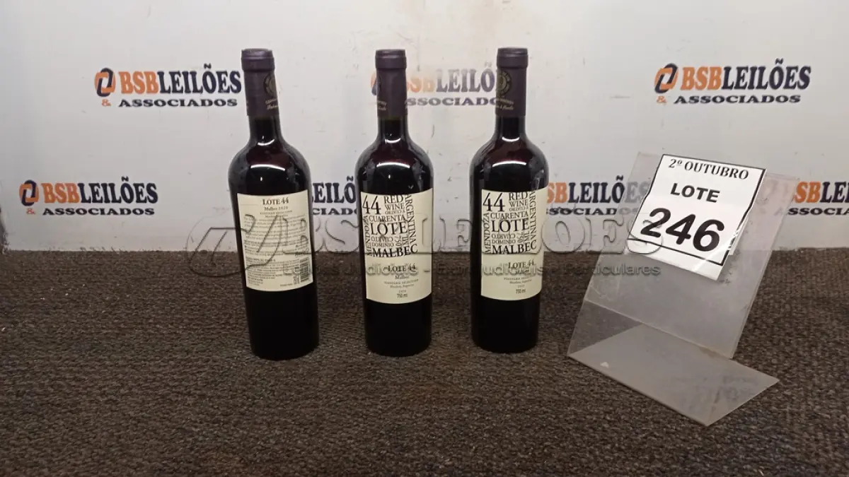 LOTE 246 - 03 GARRAFAS DE VINHO TINTO SECO FINO MALBEC LOTE 44 DE 750ML SAFRA 2020. (NO ESTADO) ATENÇÃO! FAZER A VISITAÇÃO ANTES DE ARREMATAR, NÃO SABEMOS SE FUNCIONA, LEILÃO NÃO TEM GARANTIA E NEM DEVOLUÇÃO, SUJEITO A POSSÍVEIS AVARIAS VISÍVEIS/OCULTAS E/OU AUSÊNCIA DE COMPONENTES.