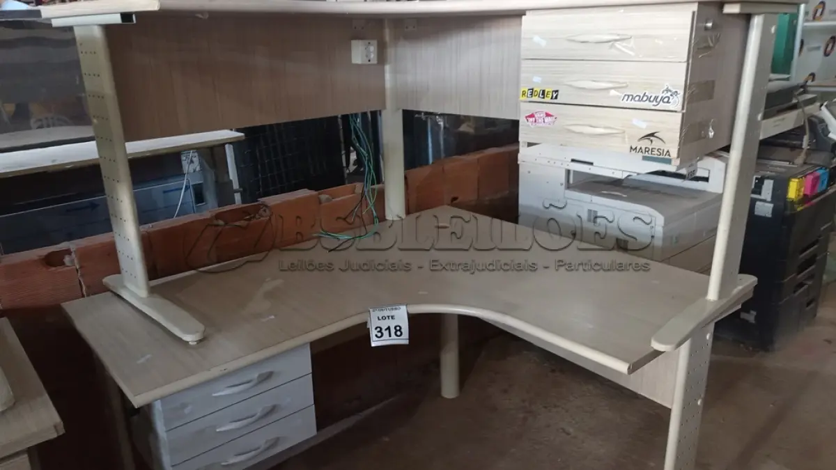 LOTE 318 - 02 MESAS EM L DE MADEIRA COM 03 GAVETAS. (NO ESTADO) ATENÇÃO! FAZER A VISITAÇÃO ANTES DE ARREMATAR, NÃO SABEMOS SE FUNCIONA, LEILÃO NÃO TEM GARANTIA E NEM DEVOLUÇÃO, SUJEITO A POSSÍVEIS AVARIAS VISÍVEIS/OCULTAS E/OU AUSÊNCIA DE COMPONENTES.