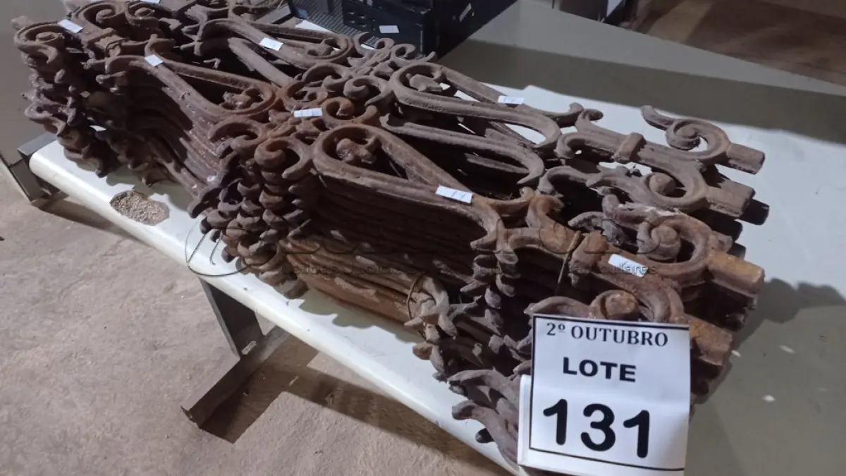 LOTE 131 - 19 BALAÚSTRES DE FERRO FUNDIDO. (NO ESTADO) ATENÇÃO! FAZER A VISITAÇÃO ANTES DE ARREMATAR, NÃO SABEMOS SE FUNCIONA, LEILÃO NÃO TEM GARANTIA E NEM DEVOLUÇÃO, SUJEITO A POSSÍVEIS AVARIAS VISÍVEIS/OCULTAS E/OU AUSÊNCIA DE COMPONENTES.