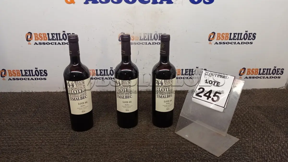 LOTE 245 - 03 GARRAFAS DE VINHO TINTO SECO FINO MALBEC LOTE 44 DE 750ML SAFRA 2020. (NO ESTADO) ATENÇÃO! FAZER A VISITAÇÃO ANTES DE ARREMATAR, NÃO SABEMOS SE FUNCIONA, LEILÃO NÃO TEM GARANTIA E NEM DEVOLUÇÃO, SUJEITO A POSSÍVEIS AVARIAS VISÍVEIS/OCULTAS E/OU AUSÊNCIA DE COMPONENTES.