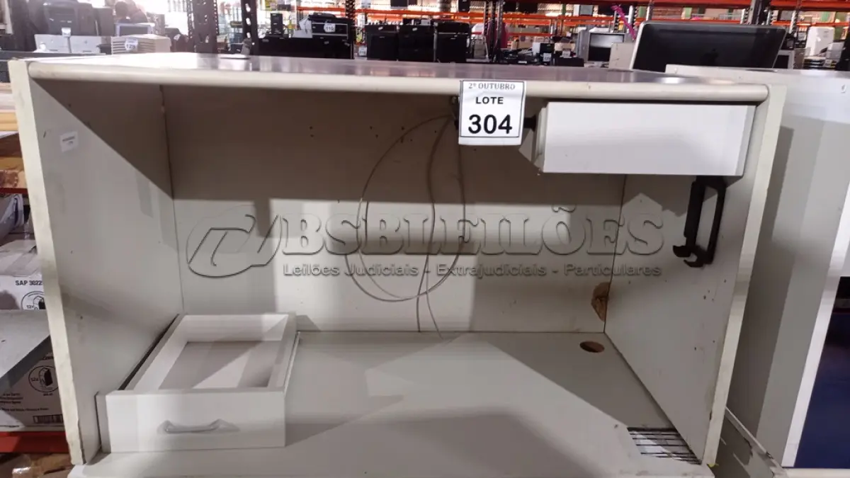 LOTE 304 - 02 MESAS DE ESCRITÓRIO EM MADEIRA E 01 GAVETEIRO COM 04 GAVETAS. (NO ESTADO) ATENÇÃO! FAZER A VISITAÇÃO ANTES DE ARREMATAR, NÃO SABEMOS SE FUNCIONA, LEILÃO NÃO TEM GARANTIA E NEM DEVOLUÇÃO, SUJEITO A POSSÍVEIS AVARIAS VISÍVEIS/OCULTAS E/OU AUSÊNCIA DE COMPONENTES.