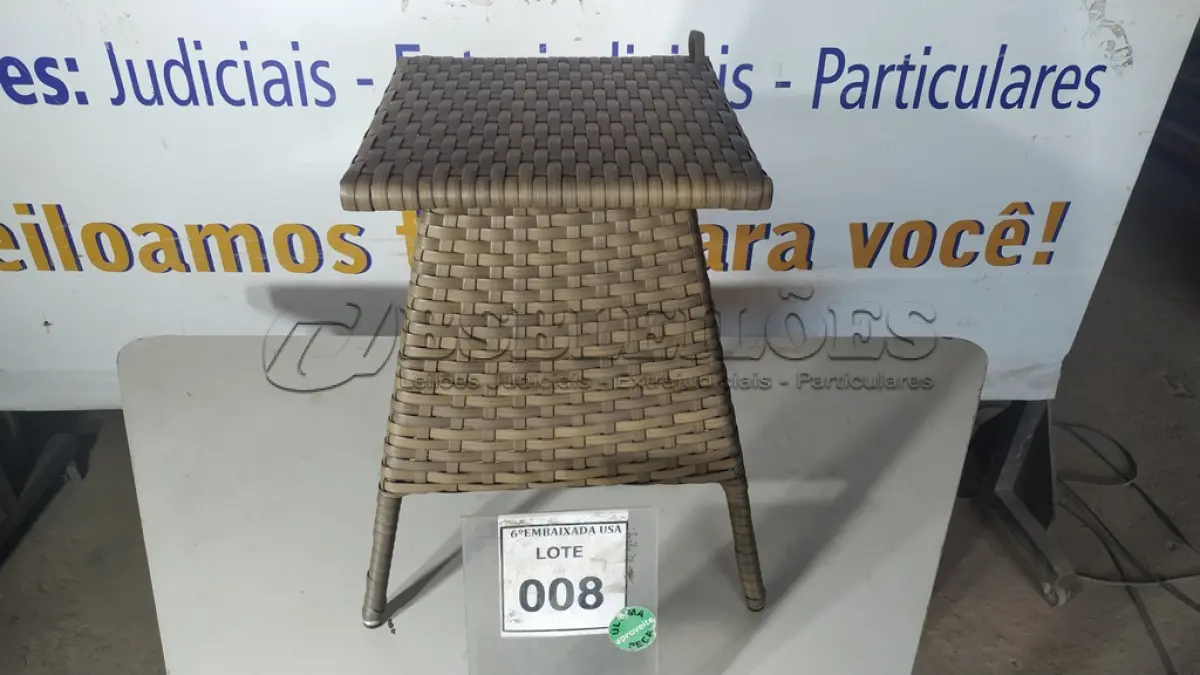 LOTE 008 - 01 MESA DE CANTO. (NO ESTADO EM QUE SE ENCONTRA. SUJEITO A AVARIAS OCULTAS/VISÍVEIS.) BH1523J