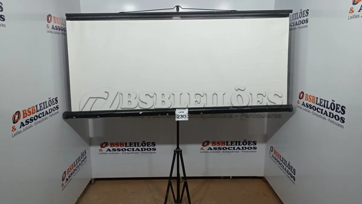 LOTE 230 - 01 TELA DE PROJEÇÃO RETRÁTIL. (NO ESTADO) ATENÇÃO! FAZER A VISITAÇÃO ANTES DE ARREMATAR, NÃO SABEMOS SE FUNCIONA, LEILÃO NÃO TEM GARANTIA E NEM DEVOLUÇÃO, SUJEITO A POSSÍVEIS AVARIAS VISÍVEIS/OCULTAS E/OU AUSÊNCIA DE COMPONENTES.