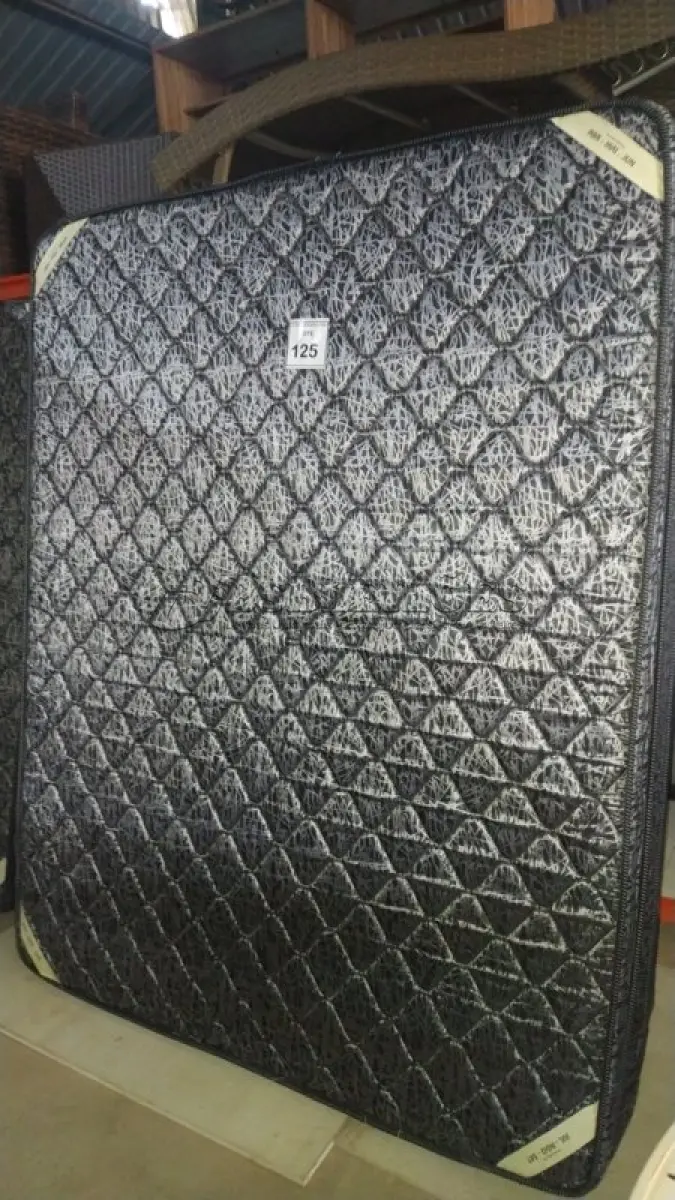 LOTE 125 - 01 COLCHÃO CASAL COM BASE 1,98CM X 1,58CM. (NO ESTADO EM QUE SE ENCONTRA. SUJEITO A AVARIAS OCULTAS/VISÍVEIS.) AU2181W