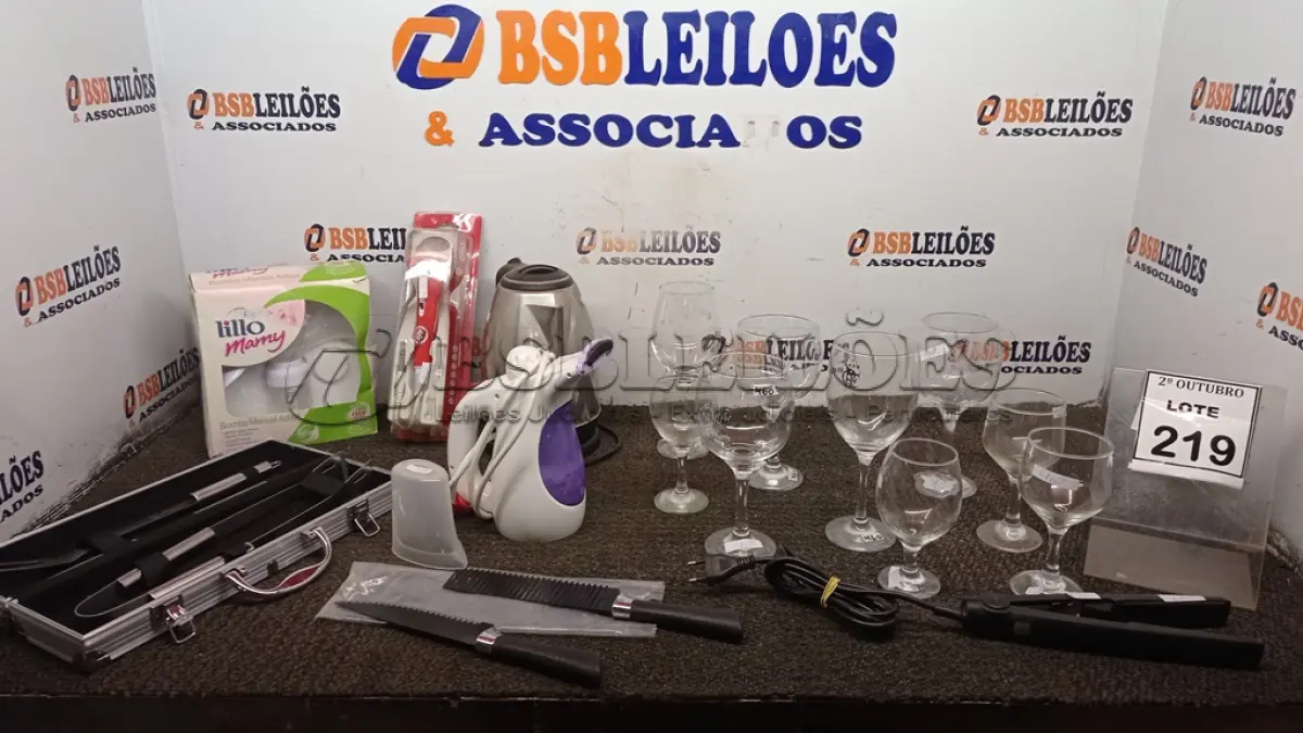 LOTE 219 - 02 FACAS DECORATIVAS, 09 TAÇAS DE VIDRO, 01 PASSADEIRA A VAPOR, 01 CHALEIRA ELÉTRICA, 01 BOMBA MANUAL DE EXTRAÇÃO DE LEITE MATERNO, 01 CHAPINHA, 01 MICROFONE E 01 KIT DE CHURRASCO COM FACA, GARFO E PAGADOR COM CASE. (NO ESTADO) ATENÇÃO! FAZER A VISITAÇÃO ANTES DE ARREMATAR, NÃO SABEMOS SE FUNCIONA, LEILÃO NÃO TEM GARANTIA E NEM DEVOLUÇÃO, SUJEITO A POSSÍVEIS AVARIAS VISÍVEIS/OCULTAS E/OU AUSÊNCIA DE COMPONENTES.