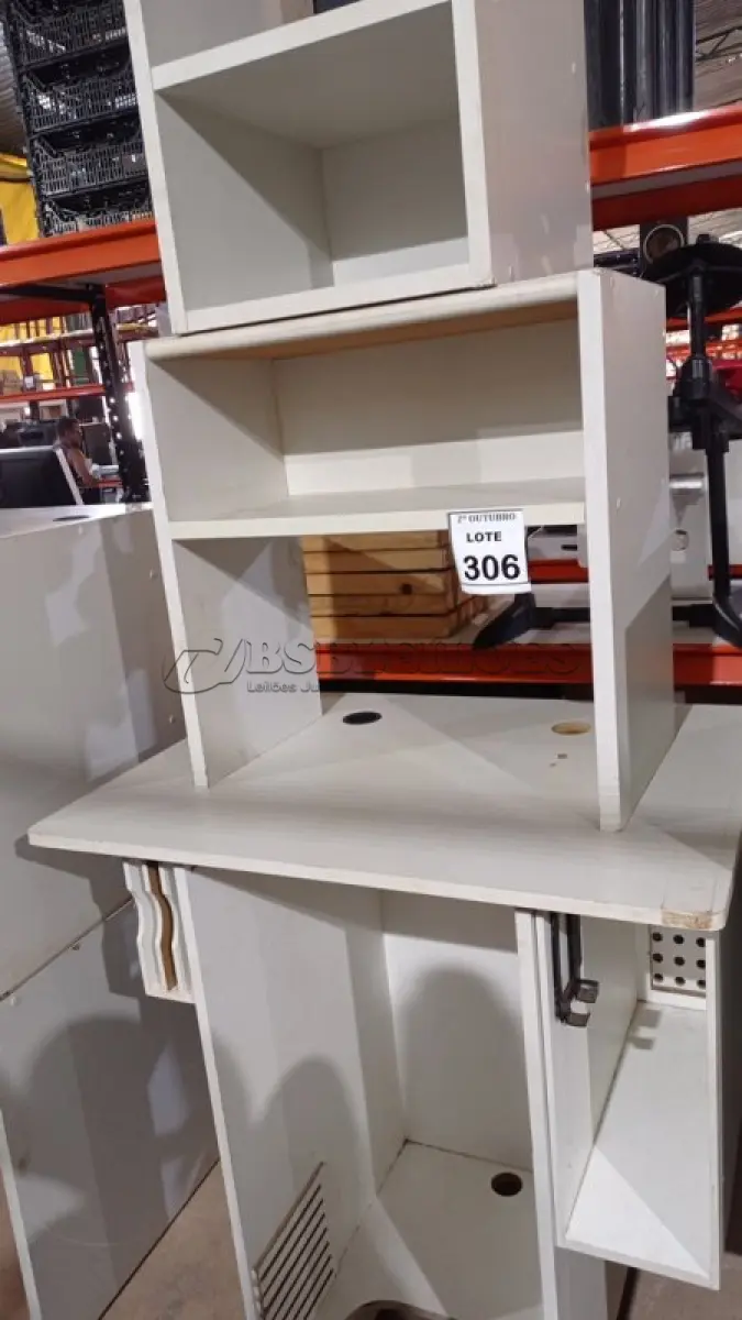 LOTE 306 - 03 RACK DE MADEIRA E 02 MESINHAS. (NO ESTADO) ATENÇÃO! FAZER A VISITAÇÃO ANTES DE ARREMATAR, NÃO SABEMOS SE FUNCIONA, LEILÃO NÃO TEM GARANTIA E NEM DEVOLUÇÃO, SUJEITO A POSSÍVEIS AVARIAS VISÍVEIS/OCULTAS E/OU AUSÊNCIA DE COMPONENTES.