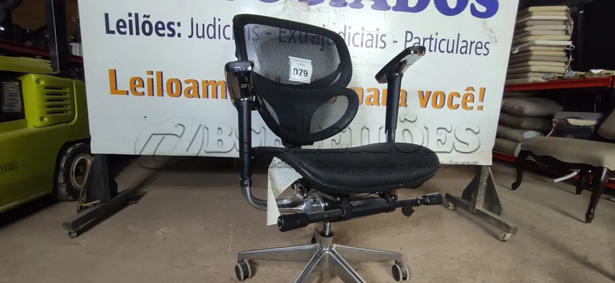 LOTE 079 - 01 CADEIRA DE ESCRITÓRIO. (NO ESTADO EM QUE SE ENCONTRA. SUJEITO A AVARIAS OCULTAS/VISÍVEIS.)