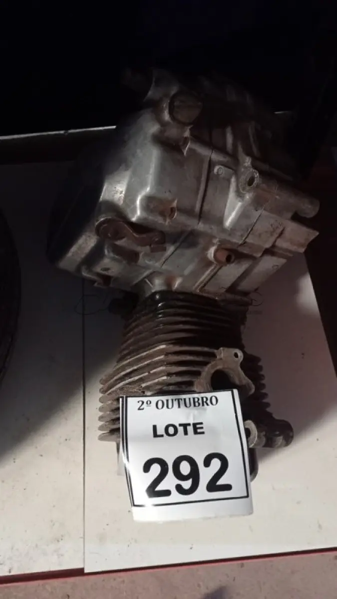 LOTE 292 - 01 MOTOR DE MOTO HONDA. (NO ESTADO) ATENÇÃO! FAZER A VISITAÇÃO ANTES DE ARREMATAR, NÃO SABEMOS SE FUNCIONA, LEILÃO NÃO TEM GARANTIA E NEM DEVOLUÇÃO, SUJEITO A POSSÍVEIS AVARIAS VISÍVEIS/OCULTAS E/OU AUSÊNCIA DE COMPONENTES.
