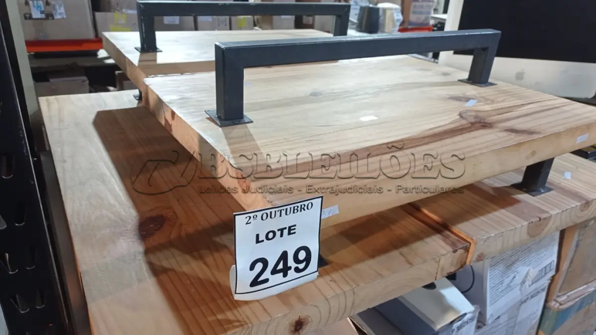 LOTE 249 - 02 TÁBUAS DE MADEIRA COM FERRO FIXO DE APROXIMADAMENTE 0,97X050 E 02 TÁBUAS DE MADEIRA COM FERRO FIXO DE APROXIMADAMENTE 0,66X0,50. (NO ESTADO) ATENÇÃO! FAZER A VISITAÇÃO ANTES DE ARREMATAR, NÃO SABEMOS SE FUNCIONA, LEILÃO NÃO TEM GARANTIA E NEM DEVOLUÇÃO, SUJEITO A POSSÍVEIS AVARIAS VISÍVEIS/OCULTAS E/OU AUSÊNCIA DE COMPONENTES.