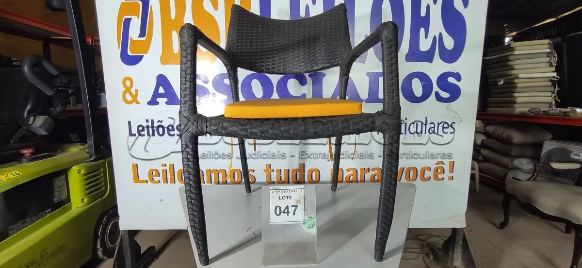 LOTE 047 - 01 CADEIRA DE JARDIM. (NO ESTADO EM QUE SE ENCONTRA. SUJEITO A AVARIAS OCULTAS/VISÍVEIS.) BH1679X