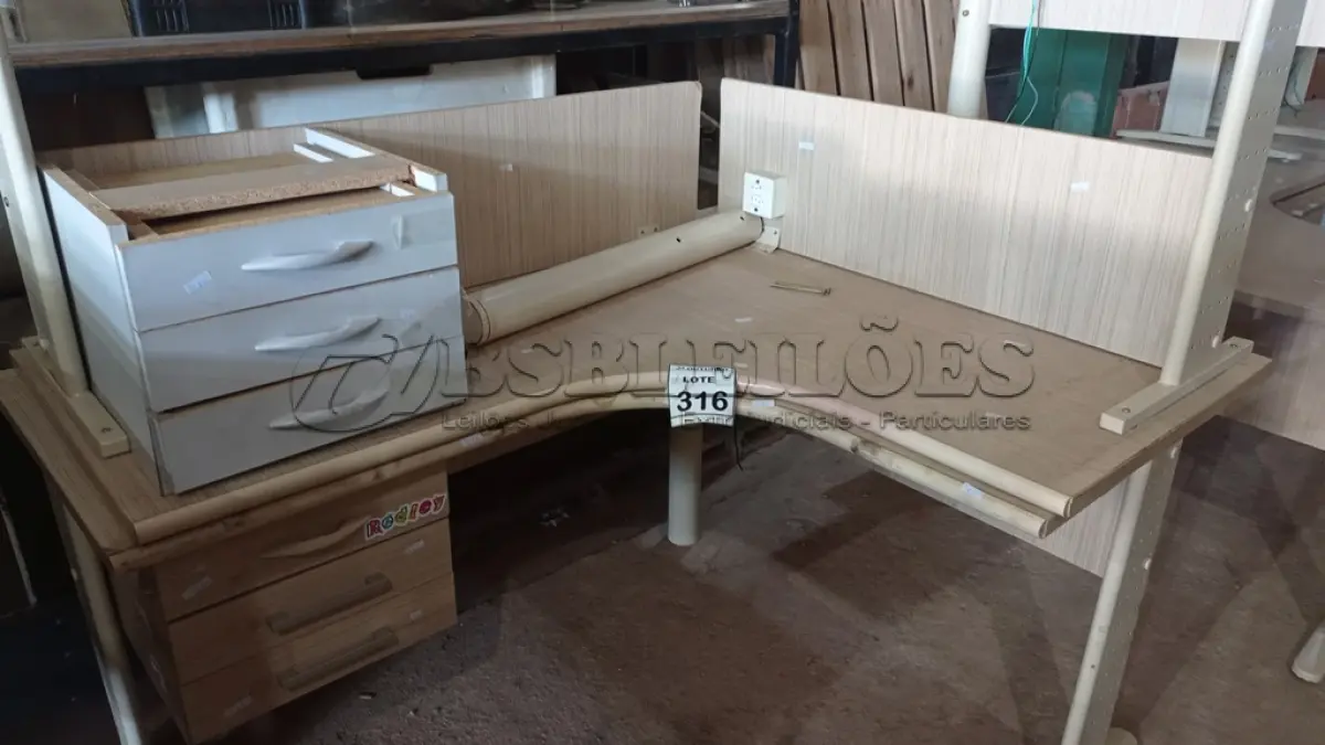 LOTE 316 - 02 MESAS EM L DE MADEIRA COM 03 GAVETAS. (NO ESTADO) ATENÇÃO! FAZER A VISITAÇÃO ANTES DE ARREMATAR, NÃO SABEMOS SE FUNCIONA, LEILÃO NÃO TEM GARANTIA E NEM DEVOLUÇÃO, SUJEITO A POSSÍVEIS AVARIAS VISÍVEIS/OCULTAS E/OU AUSÊNCIA DE COMPONENTES.