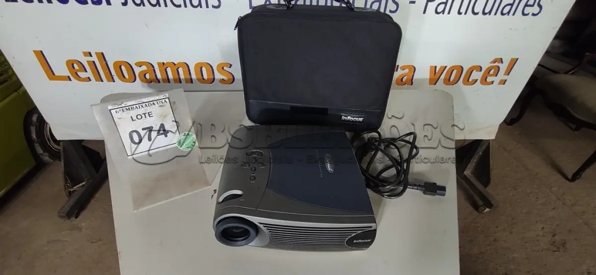 LOTE 074 - 01 PROJETOR INFOCUS LP350 COM BOLSA BIVOLTS. (NO ESTADO EM QUE SE ENCONTRA. SUJEITO A AVARIAS OCULTAS/VISÍVEIS.) CS1001225