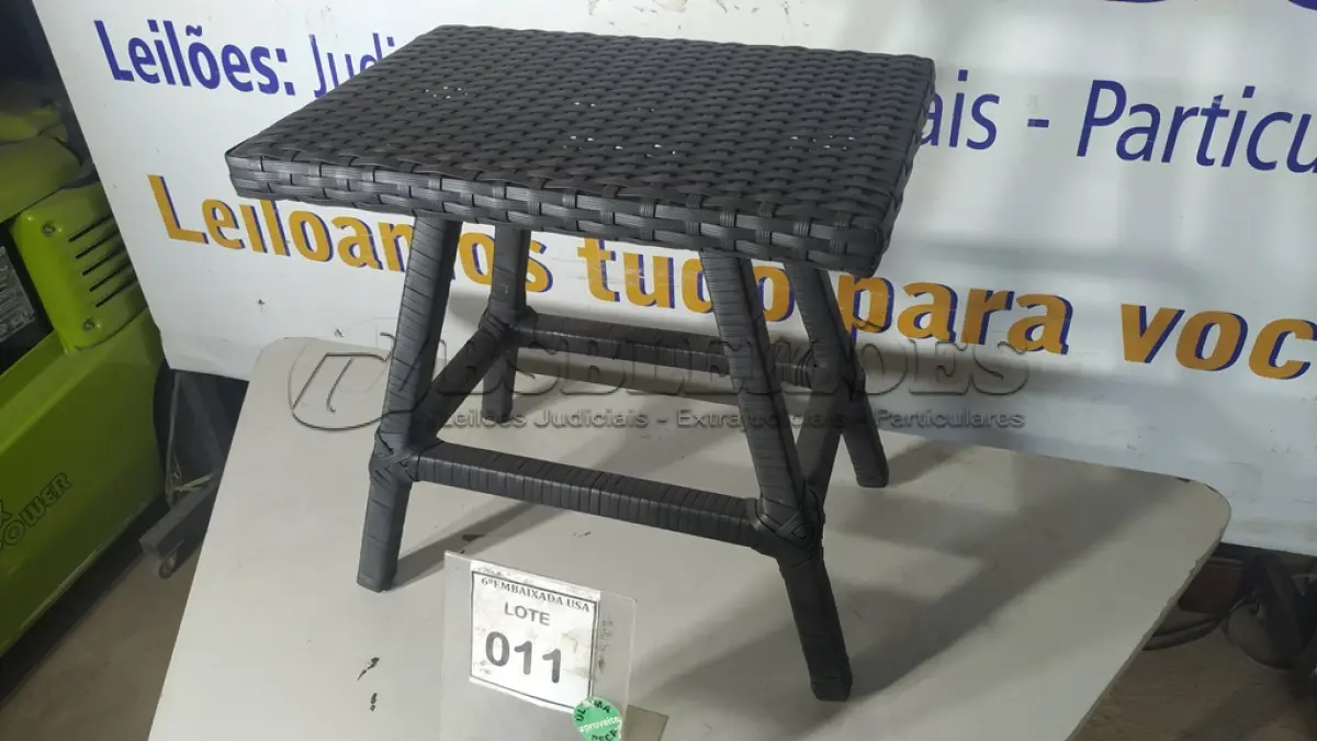 LOTE 011 - 01 MESA DE CANTO. (NO ESTADO EM QUE SE ENCONTRA. SUJEITO A AVARIAS OCULTAS/VISÍVEIS.) BH1680C