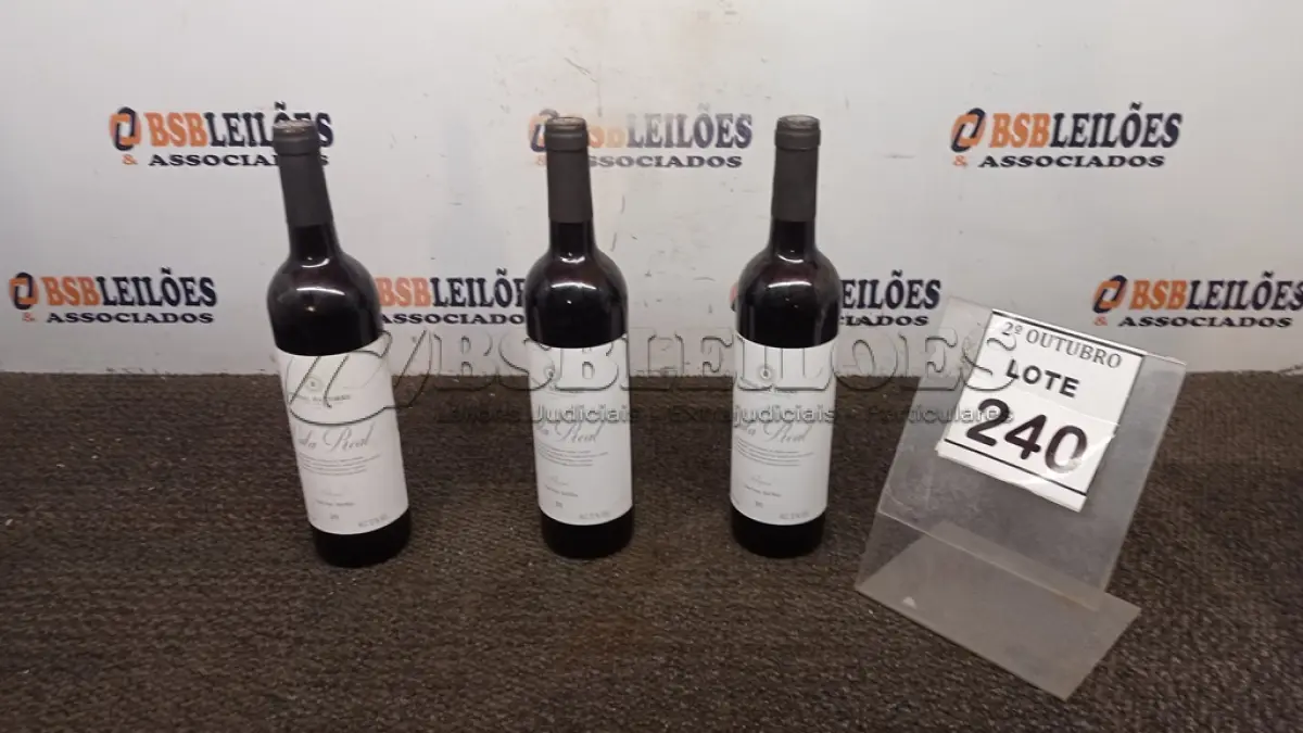 LOTE 240 - 03 GARRAFAS DE VINHO FINO TINTO SECO VALA REAL DE 750ML SAFRA 2019. (NO ESTADO) ATENÇÃO! FAZER A VISITAÇÃO ANTES DE ARREMATAR, NÃO SABEMOS SE FUNCIONA, LEILÃO NÃO TEM GARANTIA E NEM DEVOLUÇÃO, SUJEITO A POSSÍVEIS AVARIAS VISÍVEIS/OCULTAS E/OU AUSÊNCIA DE COMPONENTES.
