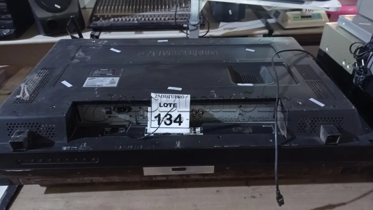 LOTE 134 - 02 TELÕES DE PROPAGANDA LCD 40’’ MARCA SANSUNG. (NO ESTADO) ATENÇÃO! FAZER A VISITAÇÃO ANTES DE ARREMATAR, NÃO SABEMOS SE FUNCIONA, LEILÃO NÃO TEM GARANTIA E NEM DEVOLUÇÃO, SUJEITO A POSSÍVEIS AVARIAS VISÍVEIS/OCULTAS E/OU AUSÊNCIA DE COMPONENTES.