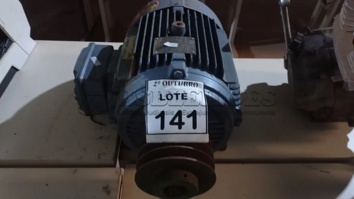 LOTE 141 - 01 MOTOR ELÉTRICO MARCA WEG DE 7, CV. (NO ESTADO) ATENÇÃO! FAZER A VISITAÇÃO ANTES DE ARREMATAR, NÃO SABEMOS SE FUNCIONA, LEILÃO NÃO TEM GARANTIA E NEM DEVOLUÇÃO, SUJEITO A POSSÍVEIS AVARIAS VISÍVEIS/OCULTAS E/OU AUSÊNCIA DE COMPONENTES.