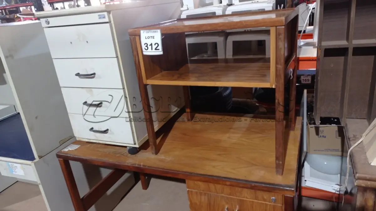 LOTE 312 - 01 MESA DE ESCRITÓRIO COM 03 GAVETAS EM MADEIRA, 01 MESINHA E 01 GAVETEIRO. (NO ESTADO) ATENÇÃO! FAZER A VISITAÇÃO ANTES DE ARREMATAR, NÃO SABEMOS SE FUNCIONA, LEILÃO NÃO TEM GARANTIA E NEM DEVOLUÇÃO, SUJEITO A POSSÍVEIS AVARIAS VISÍVEIS/OCULTAS E/OU AUSÊNCIA DE COMPONENTES.