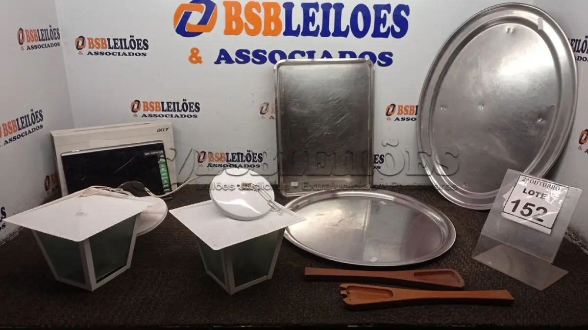 LOTE 152 - 01 TABLET MARCA ACER, 03 BANDEJAS EM INOX, 02 LUMINÁRIAS E 02 COLHERES DE PAU. (NO ESTADO) ATENÇÃO! FAZER A VISITAÇÃO ANTES DE ARREMATAR, NÃO SABEMOS SE FUNCIONA, LEILÃO NÃO TEM GARANTIA E NEM DEVOLUÇÃO, SUJEITO A POSSÍVEIS AVARIAS VISÍVEIS/OCULTAS E/OU AUSÊNCIA DE COMPONENTES.