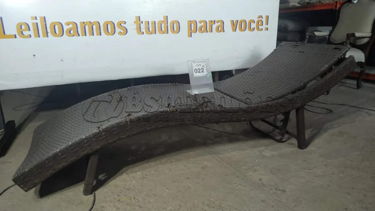 LOTE 022 - 01 ESPREGUIÇADEIRA.  (NO ESTADO EM QUE SE ENCONTRA. SUJEITO A AVARIAS OCULTAS/VISÍVEIS.) BH1638E