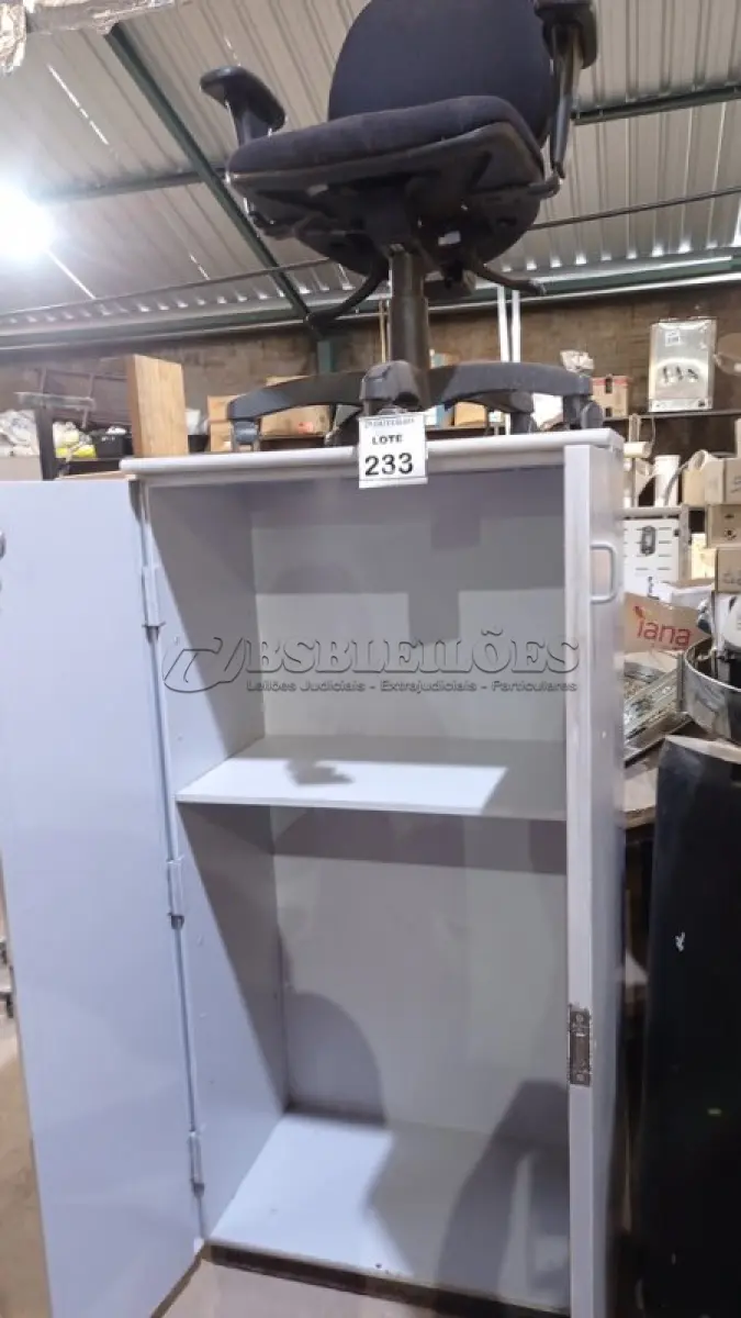 LOTE 233 - 01 ARMÁRIO DE MADEIRA COM PORTAS DE FERRO DE 1,53X0,81X0,48 CM E 01 CADEIRA COM RODINHAS. (NO ESTADO) ATENÇÃO! FAZER A VISITAÇÃO ANTES DE ARREMATAR, NÃO SABEMOS SE FUNCIONA, LEILÃO NÃO TEM GARANTIA E NEM DEVOLUÇÃO, SUJEITO A POSSÍVEIS AVARIAS VISÍVEIS/OCULTAS E/OU AUSÊNCIA DE COMPONENTES.