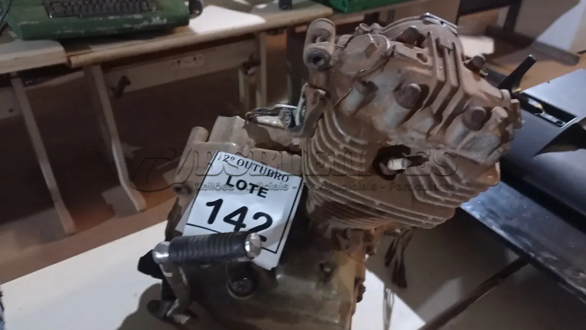 LOTE 142 - 01 MOTOR DE MOTO HONDA. (NO ESTADO) ATENÇÃO! FAZER A VISITAÇÃO ANTES DE ARREMATAR, NÃO SABEMOS SE FUNCIONA, LEILÃO NÃO TEM GARANTIA E NEM DEVOLUÇÃO, SUJEITO A POSSÍVEIS AVARIAS VISÍVEIS/OCULTAS E/OU AUSÊNCIA DE COMPONENTES.