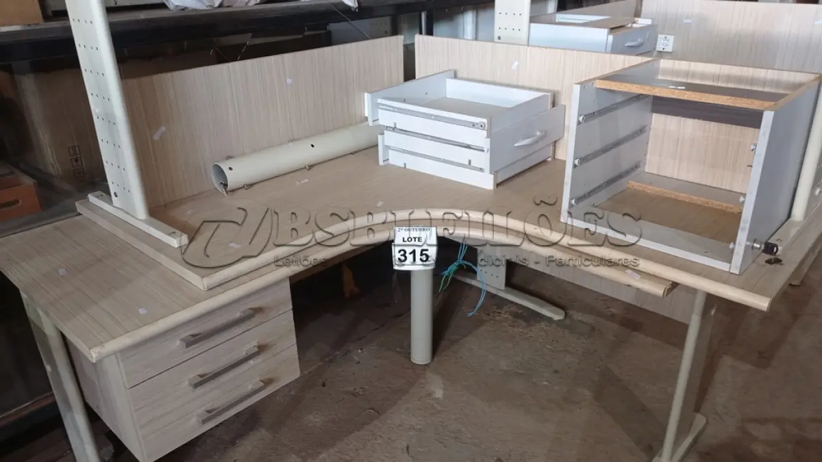 LOTE 315 - 02 MESAS EM L DE MADEIRA COM 03 GAVETAS. (NO ESTADO) ATENÇÃO! FAZER A VISITAÇÃO ANTES DE ARREMATAR, NÃO SABEMOS SE FUNCIONA, LEILÃO NÃO TEM GARANTIA E NEM DEVOLUÇÃO, SUJEITO A POSSÍVEIS AVARIAS VISÍVEIS/OCULTAS E/OU AUSÊNCIA DE COMPONENTES.