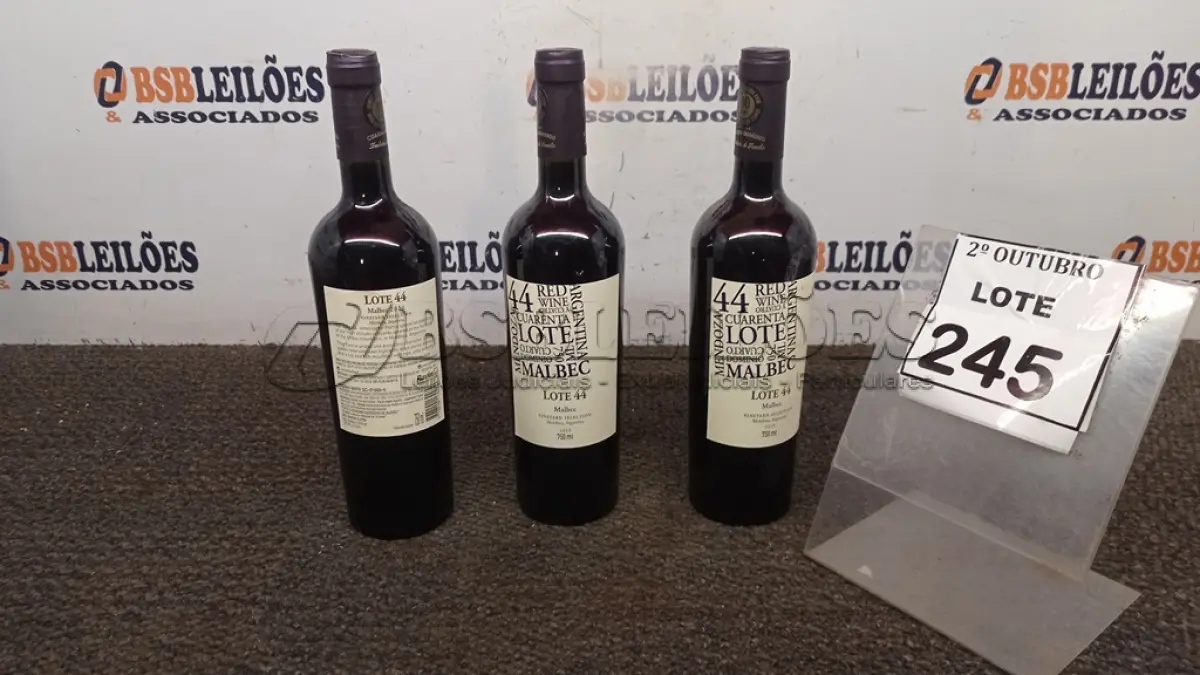LOTE 245 - 03 GARRAFAS DE VINHO TINTO SECO FINO MALBEC LOTE 44 DE 750ML SAFRA 2020. (NO ESTADO) ATENÇÃO! FAZER A VISITAÇÃO ANTES DE ARREMATAR, NÃO SABEMOS SE FUNCIONA, LEILÃO NÃO TEM GARANTIA E NEM DEVOLUÇÃO, SUJEITO A POSSÍVEIS AVARIAS VISÍVEIS/OCULTAS E/OU AUSÊNCIA DE COMPONENTES.