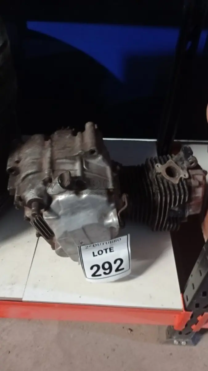 LOTE 292 - 01 MOTOR DE MOTO HONDA. (NO ESTADO) ATENÇÃO! FAZER A VISITAÇÃO ANTES DE ARREMATAR, NÃO SABEMOS SE FUNCIONA, LEILÃO NÃO TEM GARANTIA E NEM DEVOLUÇÃO, SUJEITO A POSSÍVEIS AVARIAS VISÍVEIS/OCULTAS E/OU AUSÊNCIA DE COMPONENTES.