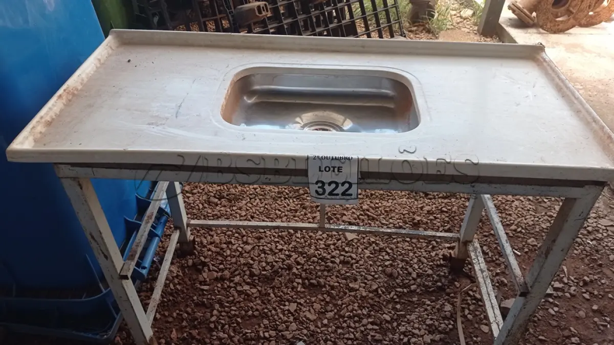 LOTE 322 - 01 PIA COM BASE DE FERRO. (NO ESTADO) ATENÇÃO! FAZER A VISITAÇÃO ANTES DE ARREMATAR, NÃO SABEMOS SE FUNCIONA, LEILÃO NÃO TEM GARANTIA E NEM DEVOLUÇÃO, SUJEITO A POSSÍVEIS AVARIAS VISÍVEIS/OCULTAS E/OU AUSÊNCIA DE COMPONENTES.