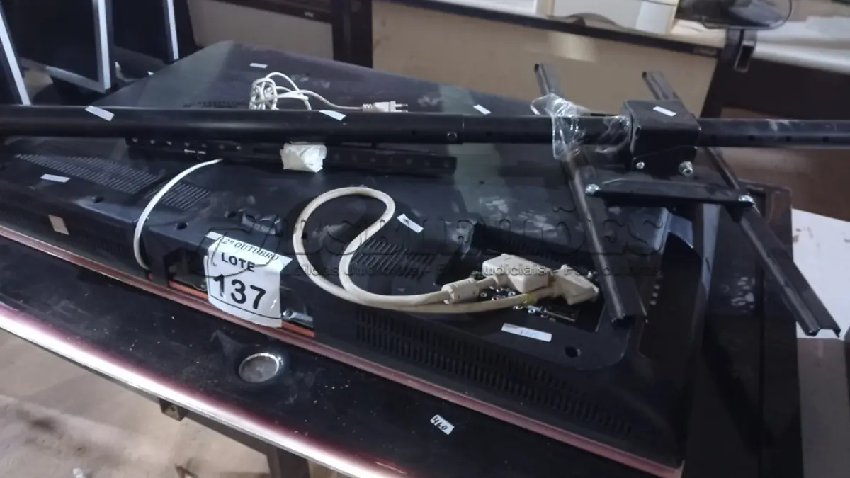 LOTE 137 - 01 SUPORTE DE TETO PARA TV, 01 TV LCD 47’’ MARCA LG E 01 TV LCD 42’’ MARCA BUSTER. (NO ESTADO) ATENÇÃO! FAZER A VISITAÇÃO ANTES DE ARREMATAR, NÃO SABEMOS SE FUNCIONA, LEILÃO NÃO TEM GARANTIA E NEM DEVOLUÇÃO, SUJEITO A POSSÍVEIS AVARIAS VISÍVEIS/OCULTAS E/OU AUSÊNCIA DE COMPONENTES.