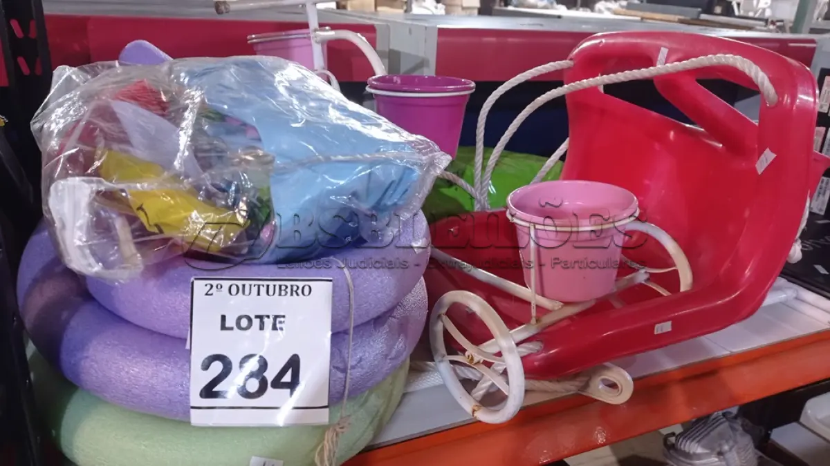 LOTE 284 - 01 VELOCÍPEDE DECORATIVO PARA JARDIM COM 03 VASOS, 02 BOIAS INFLÁVEIS PRA CRIANÇA, 02 BOIAS DE BRAÇO, 04 BOIAS ESPAGUETE, 02 PROTETORES DE CAMA INFANTIL E 01 CADEIRA DE BALANÇO COM CORDA. (NO ESTADO) ATENÇÃO! FAZER A VISITAÇÃO ANTES DE ARREMATAR, NÃO SABEMOS SE FUNCIONA, LEILÃO NÃO TEM GARANTIA E NEM DEVOLUÇÃO, SUJEITO A POSSÍVEIS AVARIAS VISÍVEIS/OCULTAS E/OU AUSÊNCIA DE COMPONENTES.