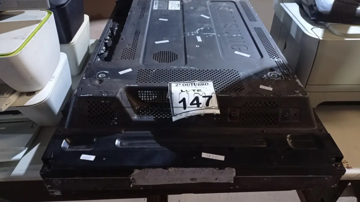 LOTE 147 - 02 TELÕES DE PROPAGANDA LCD 46’’ MARCA SANSUNG. (NO ESTADO) ATENÇÃO! FAZER A VISITAÇÃO ANTES DE ARREMATAR, NÃO SABEMOS SE FUNCIONA, LEILÃO NÃO TEM GARANTIA E NEM DEVOLUÇÃO, SUJEITO A POSSÍVEIS AVARIAS VISÍVEIS/OCULTAS E/OU AUSÊNCIA DE COMPONENTES.