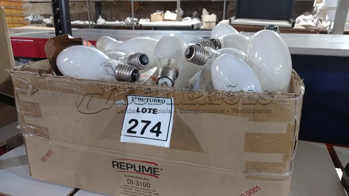 LOTE 274 - 01 LOTE COM GRANDE QUANTIDADE DE LÂMPADAS. (NO ESTADO) ATENÇÃO! FAZER A VISITAÇÃO ANTES DE ARREMATAR, NÃO SABEMOS SE FUNCIONA, LEILÃO NÃO TEM GARANTIA E NEM DEVOLUÇÃO, SUJEITO A POSSÍVEIS AVARIAS VISÍVEIS/OCULTAS E/OU AUSÊNCIA DE COMPONENTES.