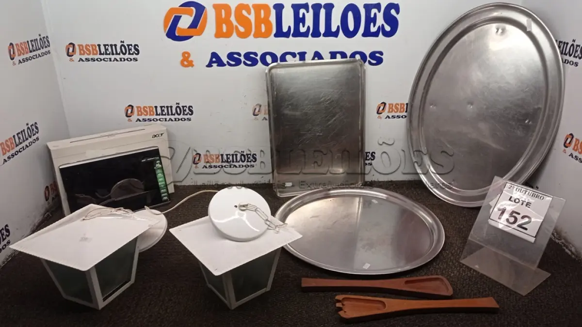 LOTE 152 - 01 TABLET MARCA ACER, 03 BANDEJAS EM INOX, 02 LUMINÁRIAS E 02 COLHERES DE PAU. (NO ESTADO) ATENÇÃO! FAZER A VISITAÇÃO ANTES DE ARREMATAR, NÃO SABEMOS SE FUNCIONA, LEILÃO NÃO TEM GARANTIA E NEM DEVOLUÇÃO, SUJEITO A POSSÍVEIS AVARIAS VISÍVEIS/OCULTAS E/OU AUSÊNCIA DE COMPONENTES.