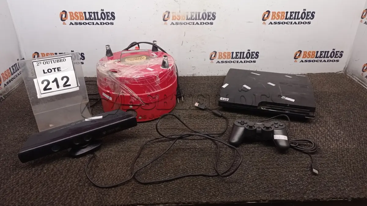 LOTE 212 - 01 PLAY STATIOS 3, 01 JOYSTICK, 01 KINECT DE XBOX E 01 INFLADOR DE BALÕES. (NO ESTADO) ATENÇÃO! FAZER A VISITAÇÃO ANTES DE ARREMATAR, NÃO SABEMOS SE FUNCIONA, LEILÃO NÃO TEM GARANTIA E NEM DEVOLUÇÃO, SUJEITO A POSSÍVEIS AVARIAS VISÍVEIS/OCULTAS E/OU AUSÊNCIA DE COMPONENTES.