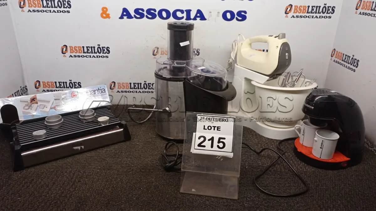 LOTE 215 - 01 CHURRASQUEIRA ELÉTRICA DE MESA MARCA BRABANTINA, 01 BATEDEIRA MARCA PHILIPS WALITA, 01 CENTRIFUGA DE ALIMENTOS MARCA MONDIAL E 01 CAFETEIRA MARCA CADENCE. (NO ESTADO) ATENÇÃO! FAZER A VISITAÇÃO ANTES DE ARREMATAR, NÃO SABEMOS SE FUNCIONA, LEILÃO NÃO TEM GARANTIA E NEM DEVOLUÇÃO, SUJEITO A POSSÍVEIS AVARIAS VISÍVEIS/OCULTAS E/OU AUSÊNCIA DE COMPONENTES.