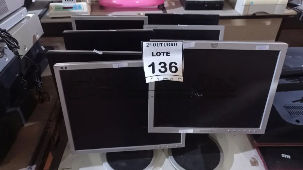 LOTE 136 - 08 MONITORES LCD DE MARCAS E MODELOS DIVERSOS. (NO ESTADO) ATENÇÃO! FAZER A VISITAÇÃO ANTES DE ARREMATAR, NÃO SABEMOS SE FUNCIONA, LEILÃO NÃO TEM GARANTIA E NEM DEVOLUÇÃO, SUJEITO A POSSÍVEIS AVARIAS VISÍVEIS/OCULTAS E/OU AUSÊNCIA DE COMPONENTES.