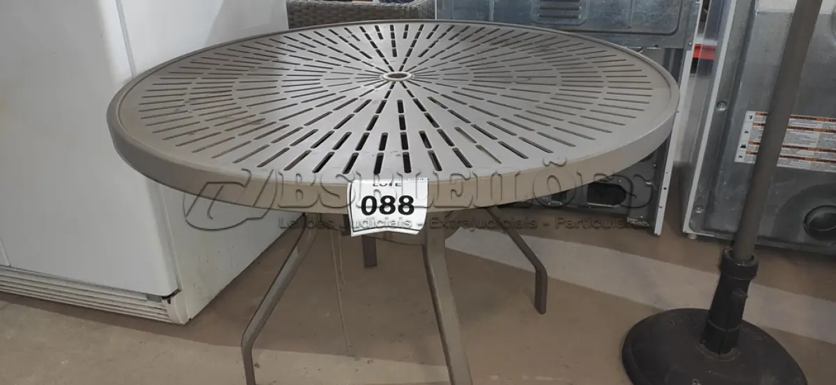 LOTE 088 - 01 MESA DE JARDIM. (NO ESTADO EM QUE SE ENCONTRA. SUJEITO A AVARIAS OCULTAS/VISÍVEIS.) BF8697V