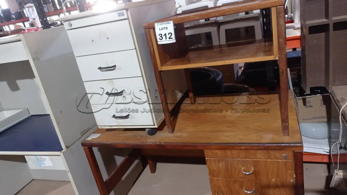 LOTE 312 - 01 MESA DE ESCRITÓRIO COM 03 GAVETAS EM MADEIRA, 01 MESINHA E 01 GAVETEIRO. (NO ESTADO) ATENÇÃO! FAZER A VISITAÇÃO ANTES DE ARREMATAR, NÃO SABEMOS SE FUNCIONA, LEILÃO NÃO TEM GARANTIA E NEM DEVOLUÇÃO, SUJEITO A POSSÍVEIS AVARIAS VISÍVEIS/OCULTAS E/OU AUSÊNCIA DE COMPONENTES.