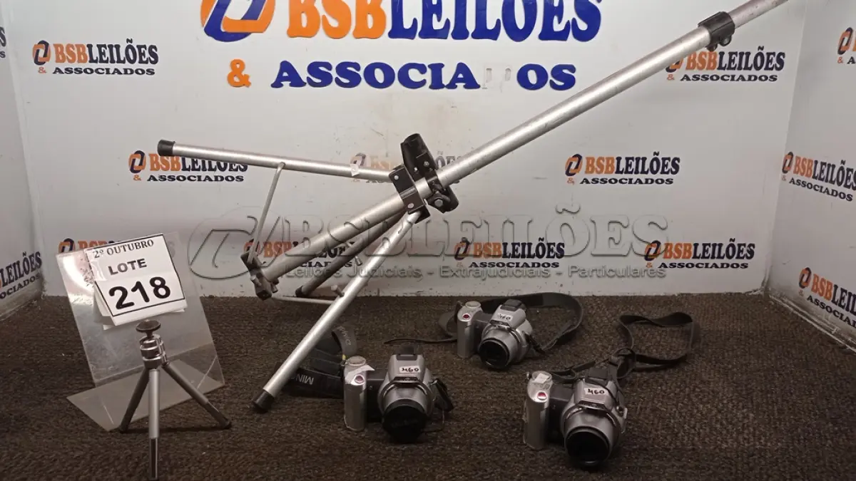 LOTE 218 - 02 TRIPÉS DE CÂMERA COM 03 CÂMERAS MARCA MINOLTA. (NO ESTADO) ATENÇÃO! FAZER A VISITAÇÃO ANTES DE ARREMATAR, NÃO SABEMOS SE FUNCIONA, LEILÃO NÃO TEM GARANTIA E NEM DEVOLUÇÃO, SUJEITO A POSSÍVEIS AVARIAS VISÍVEIS/OCULTAS E/OU AUSÊNCIA DE COMPONENTES.