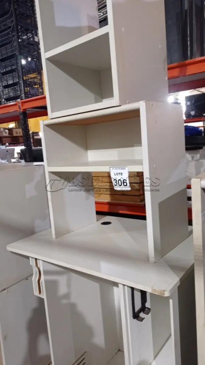 LOTE 306 - 03 RACK DE MADEIRA E 02 MESINHAS. (NO ESTADO) ATENÇÃO! FAZER A VISITAÇÃO ANTES DE ARREMATAR, NÃO SABEMOS SE FUNCIONA, LEILÃO NÃO TEM GARANTIA E NEM DEVOLUÇÃO, SUJEITO A POSSÍVEIS AVARIAS VISÍVEIS/OCULTAS E/OU AUSÊNCIA DE COMPONENTES.