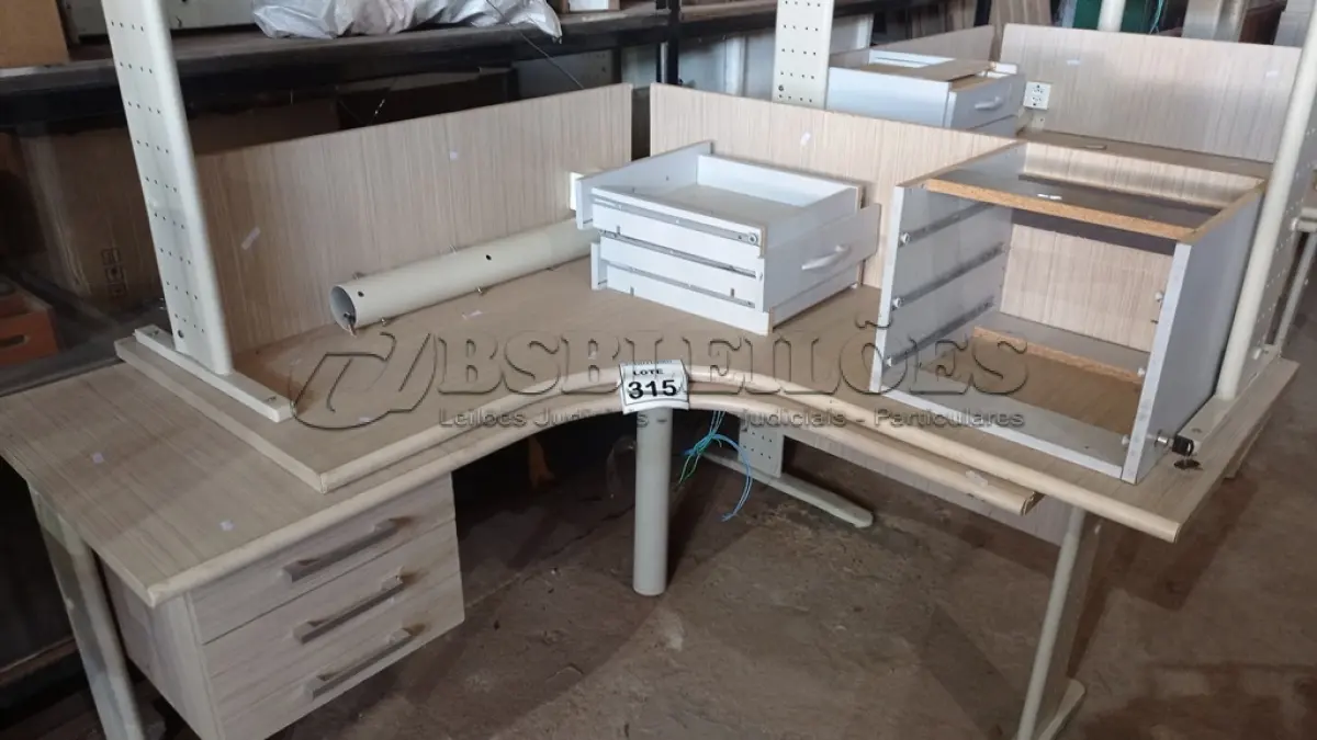 LOTE 315 - 02 MESAS EM L DE MADEIRA COM 03 GAVETAS. (NO ESTADO) ATENÇÃO! FAZER A VISITAÇÃO ANTES DE ARREMATAR, NÃO SABEMOS SE FUNCIONA, LEILÃO NÃO TEM GARANTIA E NEM DEVOLUÇÃO, SUJEITO A POSSÍVEIS AVARIAS VISÍVEIS/OCULTAS E/OU AUSÊNCIA DE COMPONENTES.
