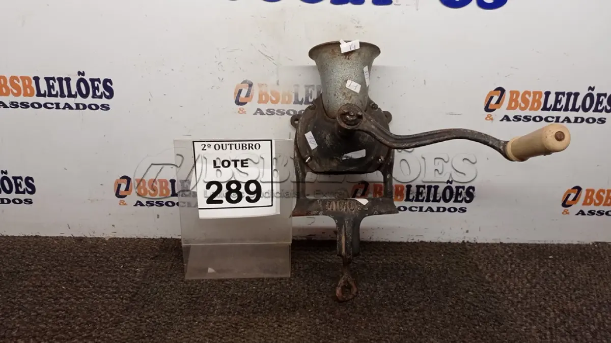 LOTE 289 - 01 MOEDOR DE GRÃOS. (NO ESTADO) ATENÇÃO! FAZER A VISITAÇÃO ANTES DE ARREMATAR, NÃO SABEMOS SE FUNCIONA, LEILÃO NÃO TEM GARANTIA E NEM DEVOLUÇÃO, SUJEITO A POSSÍVEIS AVARIAS VISÍVEIS/OCULTAS E/OU AUSÊNCIA DE COMPONENTES.