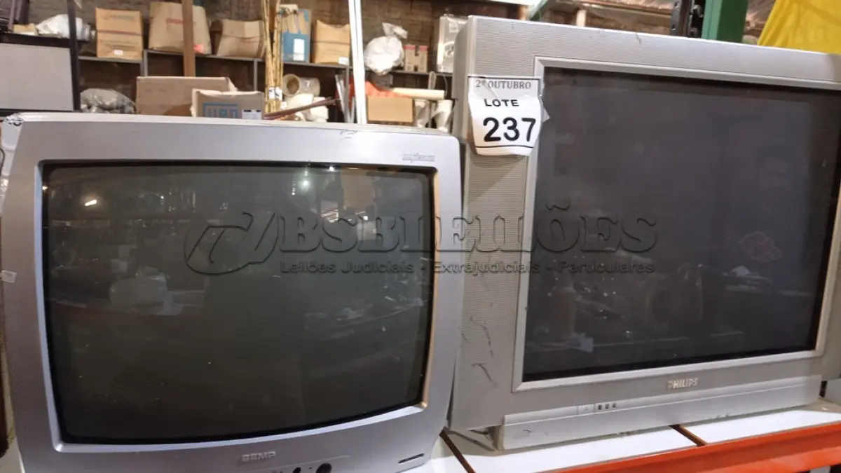 LOTE 237 - 02 TVS DE TUBO MARCAS PHILIPS E SEMP TOSHIBA. (NO ESTADO) ATENÇÃO! FAZER A VISITAÇÃO ANTES DE ARREMATAR, NÃO SABEMOS SE FUNCIONA, LEILÃO NÃO TEM GARANTIA E NEM DEVOLUÇÃO, SUJEITO A POSSÍVEIS AVARIAS VISÍVEIS/OCULTAS E/OU AUSÊNCIA DE COMPONENTES.