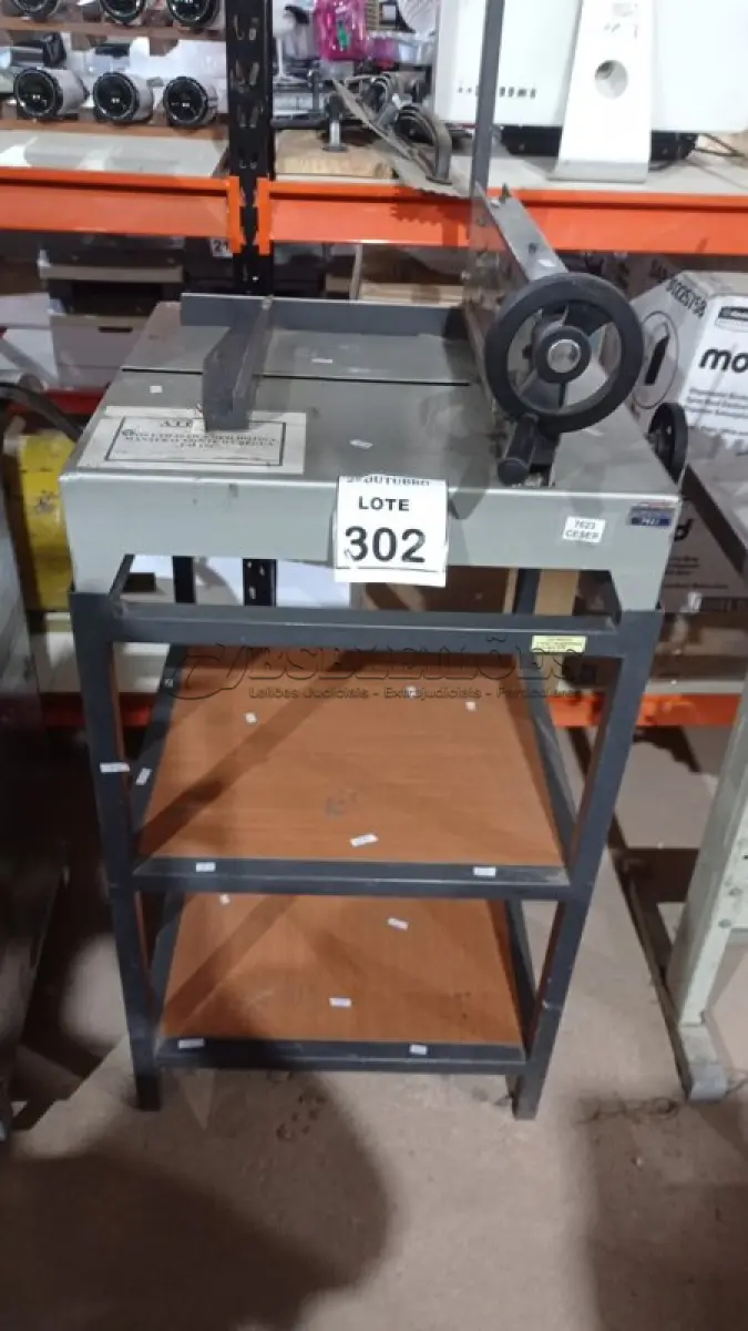 LOTE 302 - 01 GUILHOTINA DE MESA. (NO ESTADO) ATENÇÃO! FAZER A VISITAÇÃO ANTES DE ARREMATAR, NÃO SABEMOS SE FUNCIONA, LEILÃO NÃO TEM GARANTIA E NEM DEVOLUÇÃO, SUJEITO A POSSÍVEIS AVARIAS VISÍVEIS/OCULTAS E/OU AUSÊNCIA DE COMPONENTES.