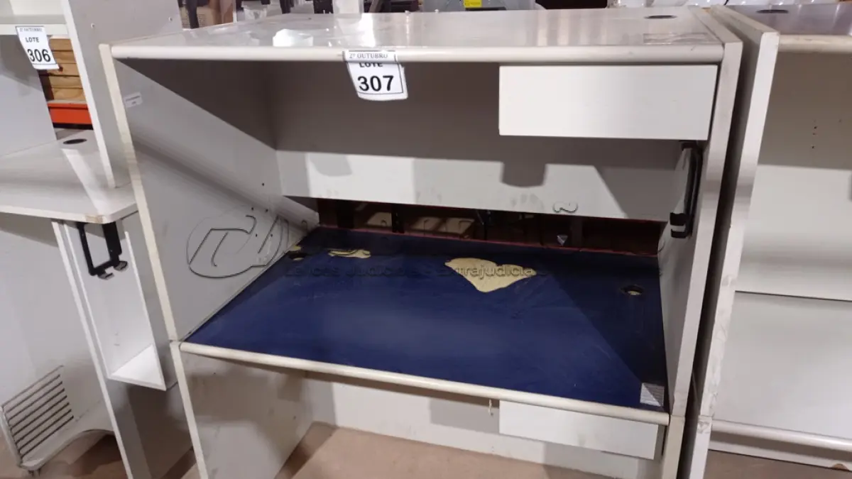 LOTE 307 - 02 MESAS DE ESCRITÓRIO EM MADEIRA. (NO ESTADO) ATENÇÃO! FAZER A VISITAÇÃO ANTES DE ARREMATAR, NÃO SABEMOS SE FUNCIONA, LEILÃO NÃO TEM GARANTIA E NEM DEVOLUÇÃO, SUJEITO A POSSÍVEIS AVARIAS VISÍVEIS/OCULTAS E/OU AUSÊNCIA DE COMPONENTES.