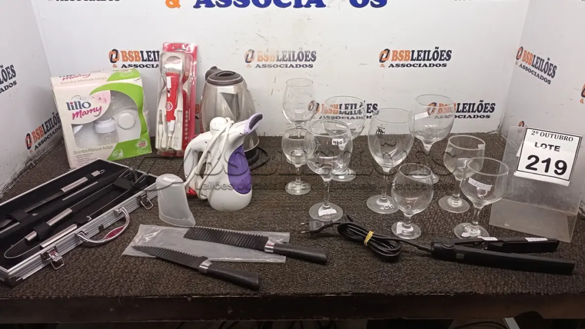 LOTE 219 - 02 FACAS DECORATIVAS, 09 TAÇAS DE VIDRO, 01 PASSADEIRA A VAPOR, 01 CHALEIRA ELÉTRICA, 01 BOMBA MANUAL DE EXTRAÇÃO DE LEITE MATERNO, 01 CHAPINHA, 01 MICROFONE E 01 KIT DE CHURRASCO COM FACA, GARFO E PAGADOR COM CASE. (NO ESTADO) ATENÇÃO! FAZER A VISITAÇÃO ANTES DE ARREMATAR, NÃO SABEMOS SE FUNCIONA, LEILÃO NÃO TEM GARANTIA E NEM DEVOLUÇÃO, SUJEITO A POSSÍVEIS AVARIAS VISÍVEIS/OCULTAS E/OU AUSÊNCIA DE COMPONENTES.